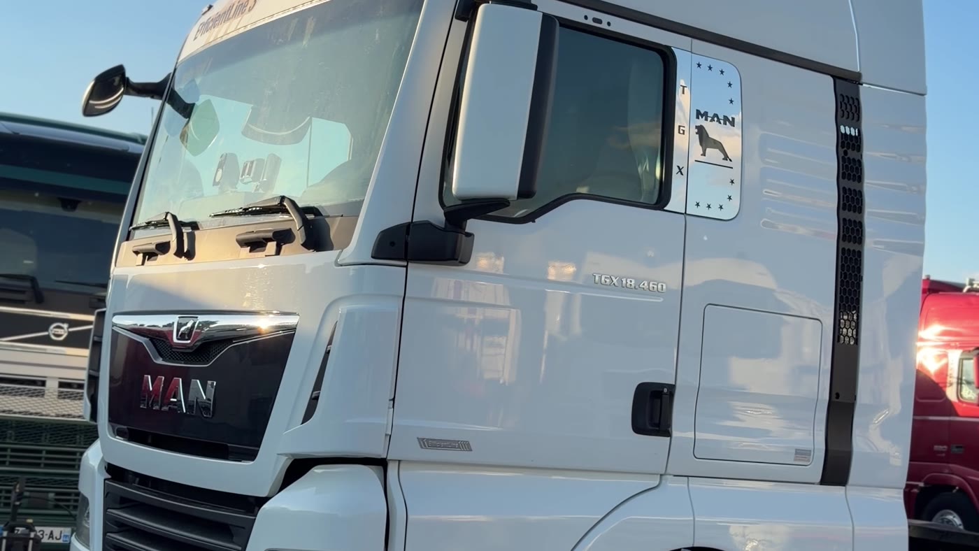 Тягачі MAN та Volvo поруч на майданчику