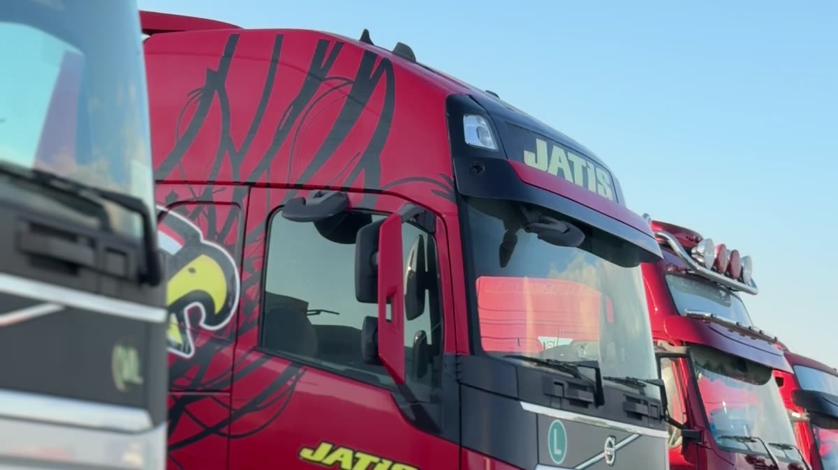 Тягачі Volvo FH у ряду на майданчику