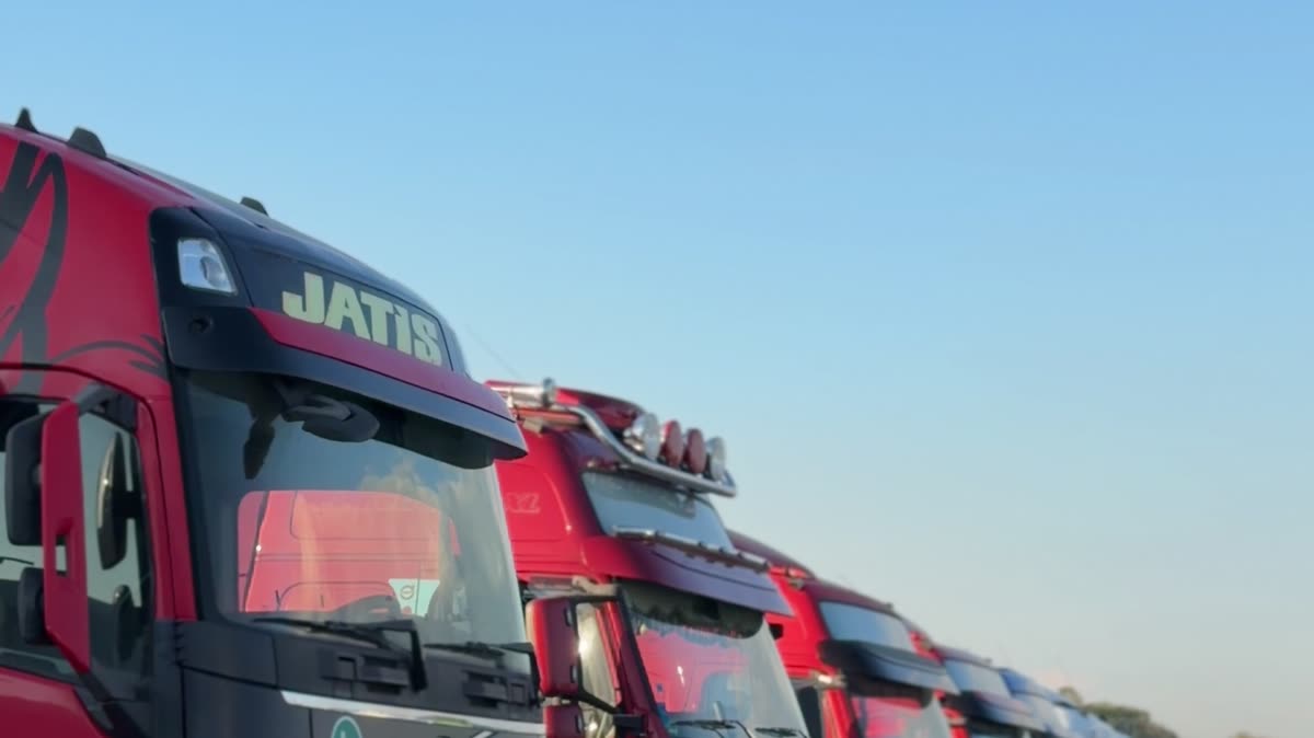 Ряд тягачів Volvo — загальний вид майданчика