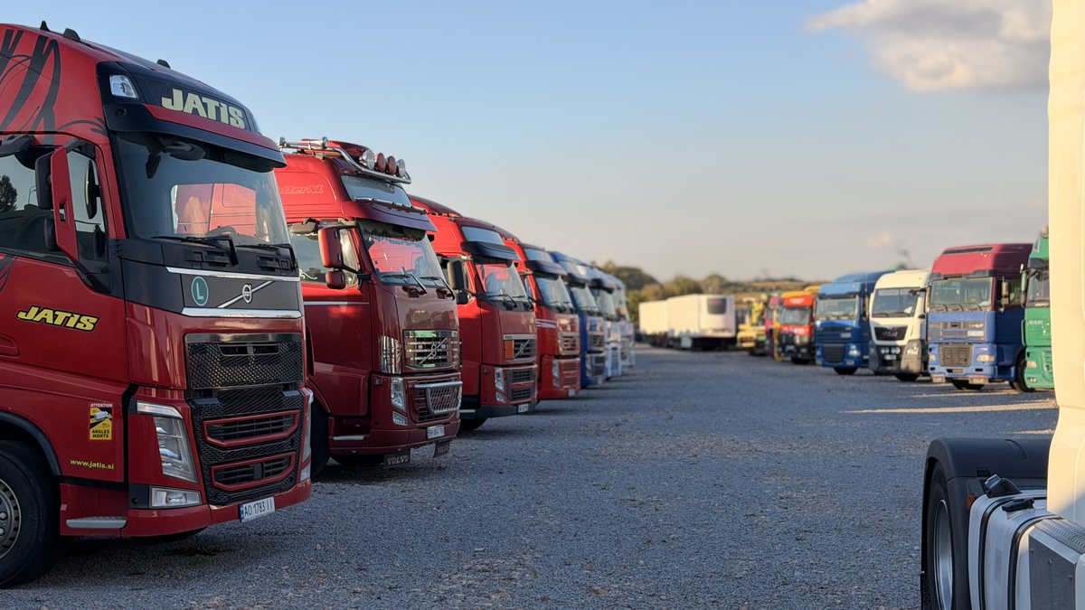 Ряд тягачів Volvo FH на майданчику TIMUR-TRANS у Вінниці